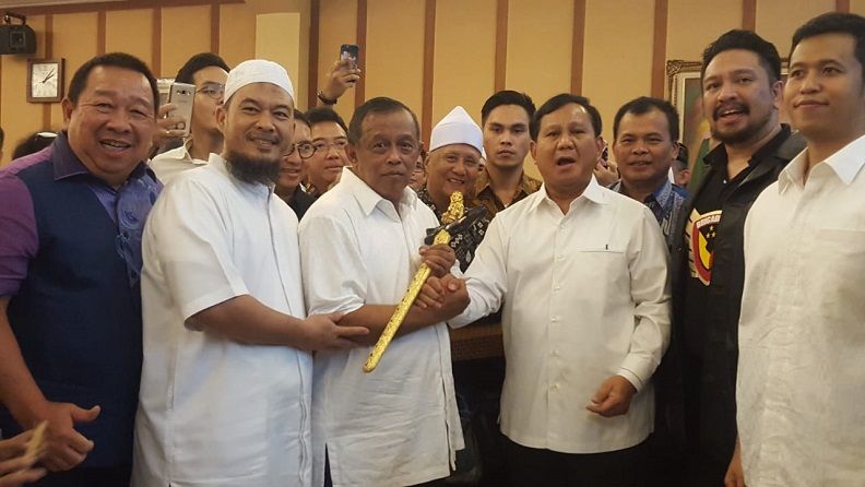 Prabowo memberikan hadiah sebuah keris berwarna keemasan kepada Djoko Santoso yang berulang tahun ke-66. - Image