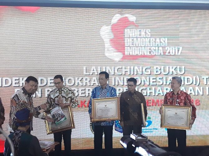 Wiranto memberikan penghargaan kepada 4 prov dengan penilian IDI Baik. - Image