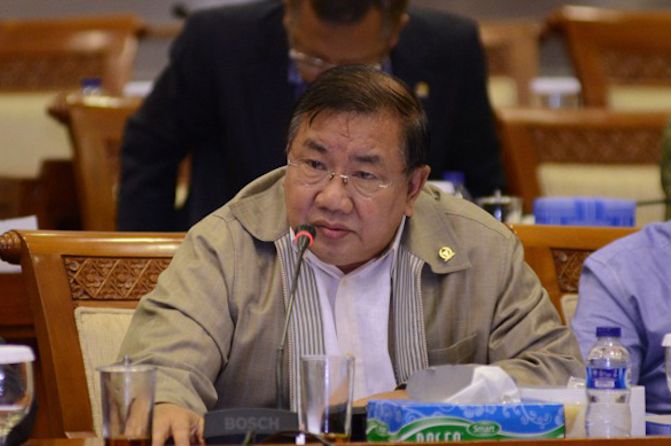 Anggota DPR dari Fraksi Partai Gerindra Brigjen (Purn) Wenny Warouw yang ruangan kerjanya menjadi sasaran penembakan dari orang tak dikenal menilai penembakan itu dilakukan oleh sniper yang terlatih dan profesional. - Image