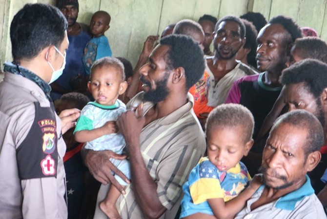 Sejumlah warga Papua mengantre untuk mendapat pengobatan dari tim medis kepolisian di Kabupaten Asmat. Pemakaran wilayah dianggap sebagai salah satu cara untuk meningkatkan kesejahteraan masyarakat Papua. - Image