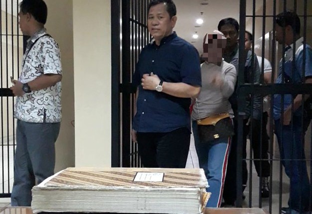 erpidana terkait kasus korupsi pembangunan pasar Pabaeng-baeng, Makassar, Taufan Ansar Nur saat ditangkap di salah satu hotel di jalan Jendral Sudirman, Jakarta Pusat, Jumat (18/5). - Image