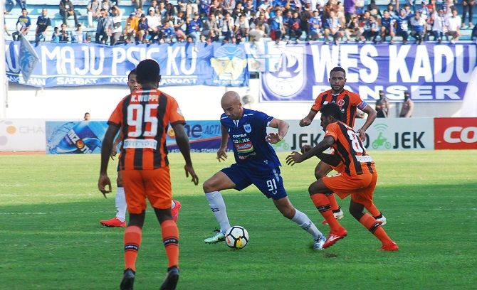 Striker PSIS, Bruno Silva, salah satu aktor kemenangan timnya saat menjamu Perseru, pada Minggu (23/9).( - Image