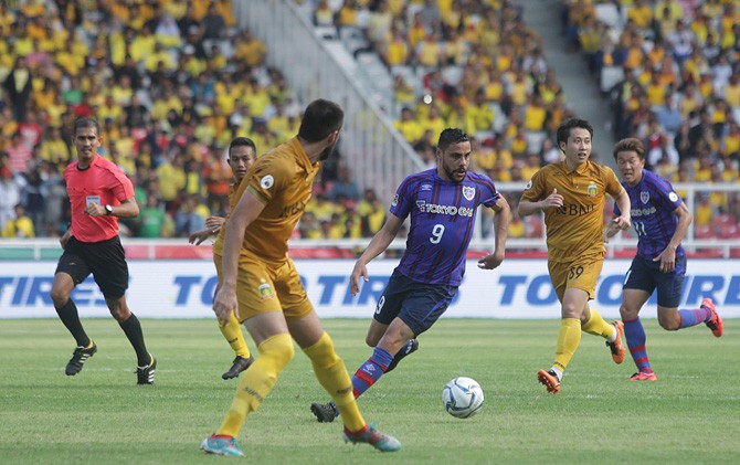 Vladimir Vujovic mencoba menghentikan pergerakan Diego Oliveira. Bhayangkara FC kalah 2-4 dalam laga persahabatan melawan FC Tokyo, Sabtu (27/1) sore WIB di SUGBK - Image