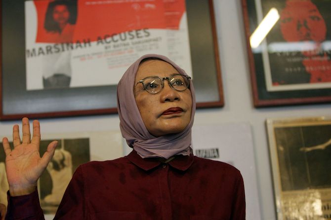 Tersangka kasus Hoax pengeroyokan, Ratna Sarumpaet juga sedang dijerat kasus dugaan penggunan donasi korban kapal Danau Toba untuk biaya operasi plastik dirinya. - Image