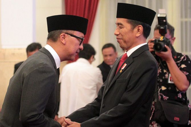 Agus Gumiwang mendapat ucapan selamat dari Presiden Joko Widodo usai dilantik jadi Menteri Sosial. - Image