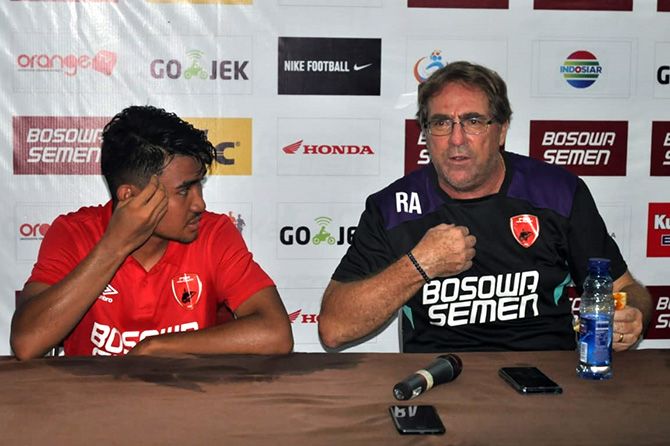 Robert Rene Alberts sangat kecewa dengan putusan PSSI menunjuk Musthofa Umarella sebagai wasit dalam laga melawan Bali United. - Image