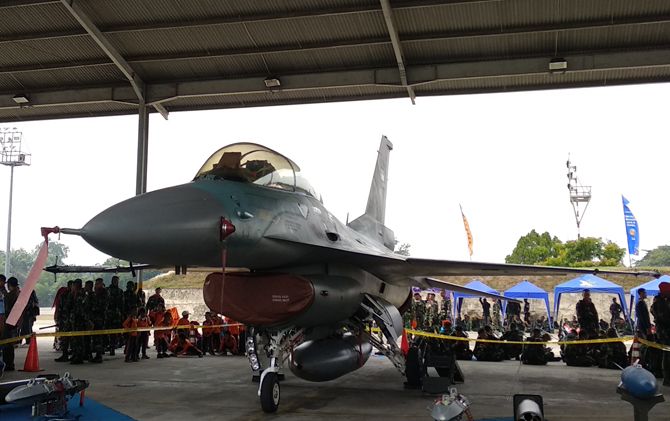 Pesawat F-16 yang dipamerkan saat peringatan HUT TNI ke-73 di Pekanbaru. Pesawat sejenis, baru saja mengusir dua jet tak dikenal yang terbang di atas Pulau Natuna. - Image