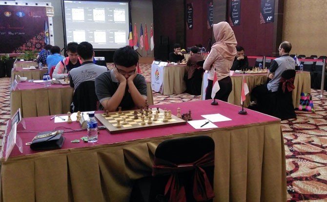 KEJUARAAN CATUR: Sejumalh pecatur kelas dunia tengah berkonsentrasi dalam turnamen catur dunia yang diadakan di Solo Paragon Hotel, Kamis (26/7) - Image