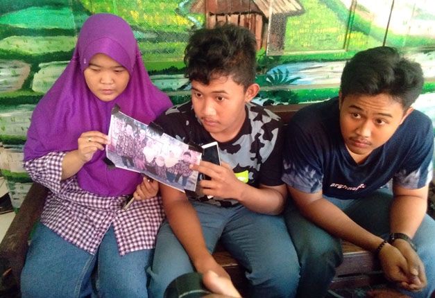 BERDUKA: Septiana Nurul, Irsyad Fadhilah (menunjukkan foto Joyo Nuroso) dan Fajriansyah Mahdi. - Image