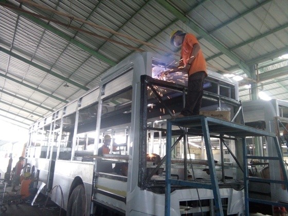 Pembuatan bus Transjakarta di Pabrik Karoseri Nusantara Gemilang, Jalan Raya Kudus-Demak, Karangayar Jawa Tengah, Selasa (13/2). - Image