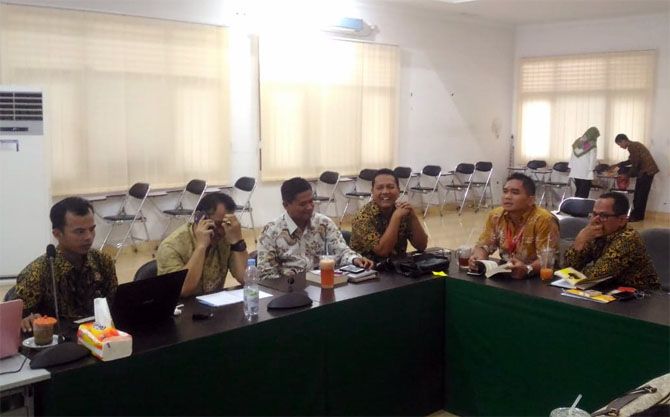PLENO: Rapat pleno Bawaslu Riau bersama Sentra Gakkum digelar Jumat (2/11). Hasilnya 9 kepala daerah dinyatakan melanggar aturan Undang-Undang Nomor 23 Tahun 2014 tentang Pemerintah Daerah. - Image