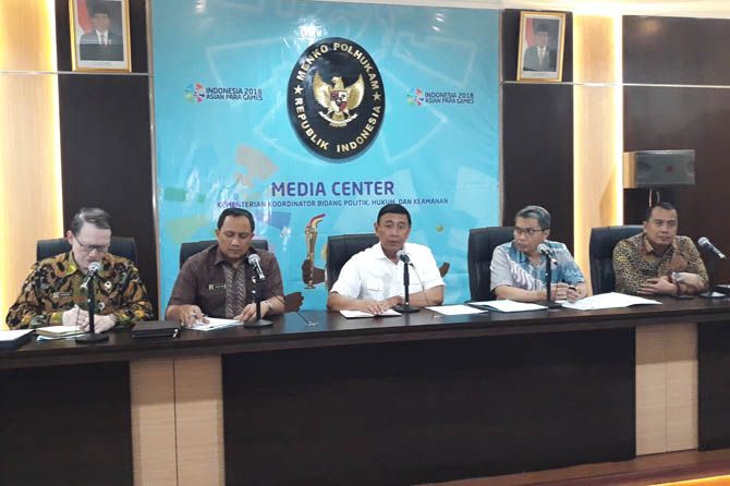 Menkopolhukam Wiranto (tengah). Wiranto menyebut cara Indonesia menangani persoalan terorisme, telah diakui dunia. Terutama mengenai soft approach-nya. - Image