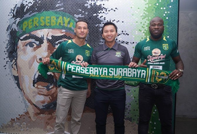 Raphael Maitimo dan OK John bersama Azrul Ananda. (Dok. Jawa Pos) - Image