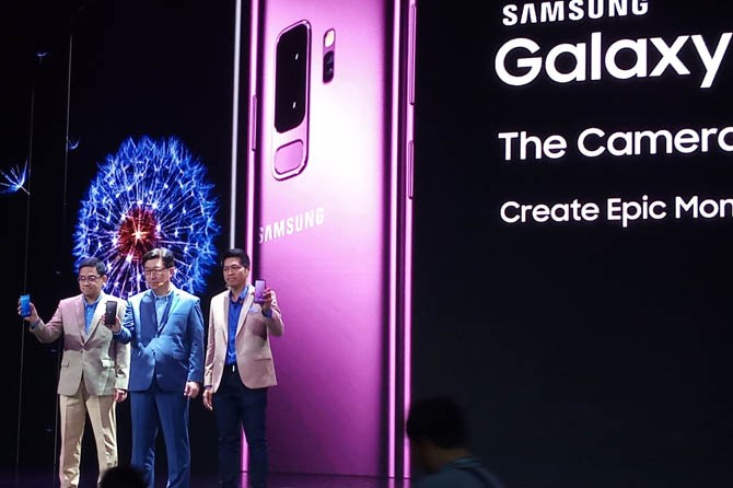 IT dan Mobile Marketing Director, Samsung Elektronik Indonesia, Jo Semidang (paling kanan) di acara peluncuran Galaxy S9 dan Galaxy S9 Plus di Jakarta, Jumat (9/3). - Image