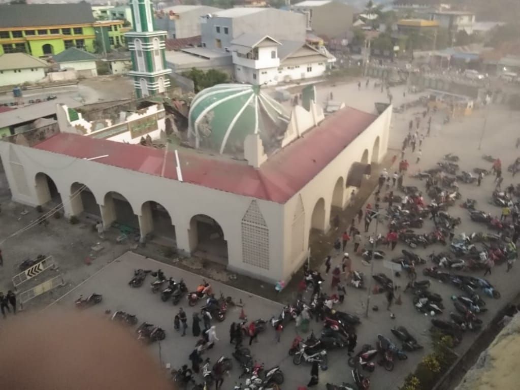 Salah satu masjid di Palu, Sulawesi Tengah ambruk usai diguncang gempa Jumat kemarin. Data BNPB, total korban meninggal mencapai 1000 orang lebih. LIPI menilai alat peringatan deteksi dini bencana dinilai kurang efektif. - Image