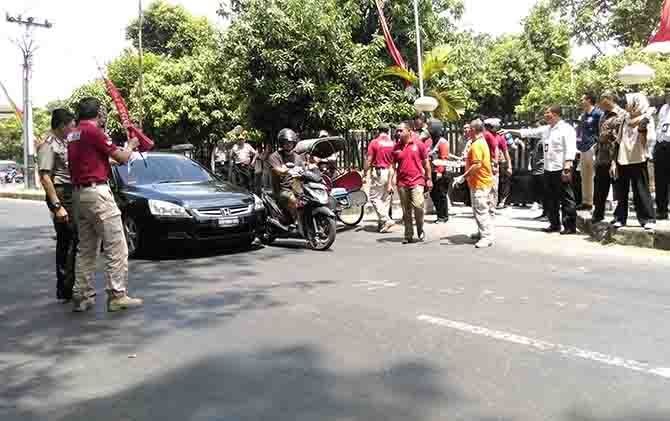REKONSTRUKSI : Rekonstruksi kasus penabrakan yang melibatkan bos perusahaan cat Iwan Adranacus, Rabu (29/8). - Image