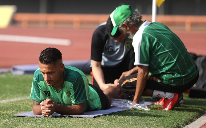 Kondisi Raphael Maitimo masih belum cukup fit untuk kembali bertanding. - Image