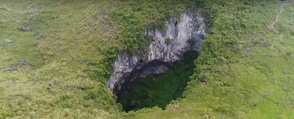 Ekspedisi untuk mengeksplorasi sinkhole di Hutan Guangxi, Tiongkok telah menghasilkan penemuan gua raksasa yang luar biasa di bawah tanah - Image