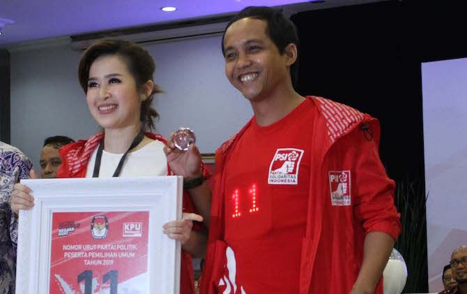 Ketua Umum PSI Grace Natalie dan Sekjennya Raja Juli Antoni saat di gedung KPU. - Image