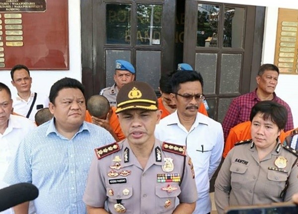 Kapolrestabes Bandung Kombes Hendro Pandowo didampingi Kasat Reskrim Polrestabes AKBP Yorris Marzuki saat rilis kasus Curat, Curas, dan Curanmor di Mapolrestabes Bandung, Rabu (9/5). - Image