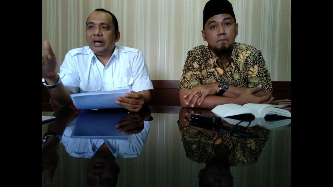 Sekretaris Gerindra Sumbar Desrio Putra (baju putih) memberikan keterangan terkait laporan dugaan pelanggaran kampanye Pilpres di kantor Bawaslu Sumbar, Jumat (28/9) - Image