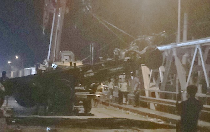 Prosesi evakuasi truk sesi terakhir yang dilakukan beberapa personil gabungan, Jumat (20/4) malam. - Image