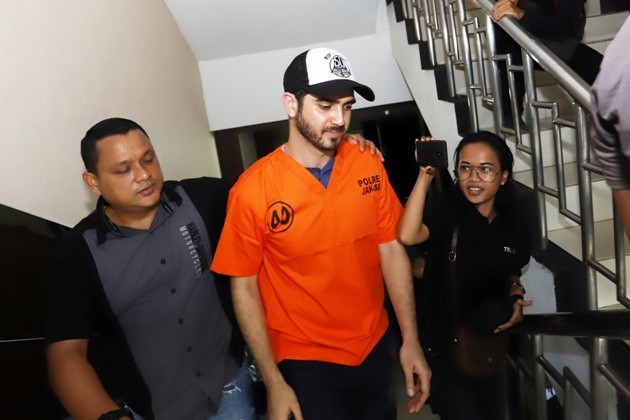 Fachri Albar usai ditangkap di kediamannya, Rabu (14/2). - Image