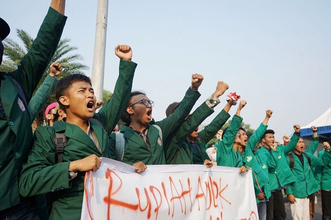 Sejumlah Mahasiswa melakukan aksi demo di jalan Merdeka Barat, Jakarta, Jumat (14/9). Mereka menuntut pemerintah menjaga stabilitas nilai tukar. - Image