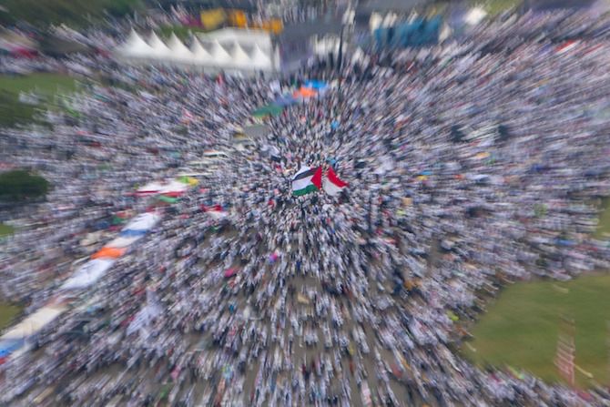 Peserta Aksi Reuni Akbar 212 diklaim panitia penyelenggara tembus diangka 8 juta orang. - Image
