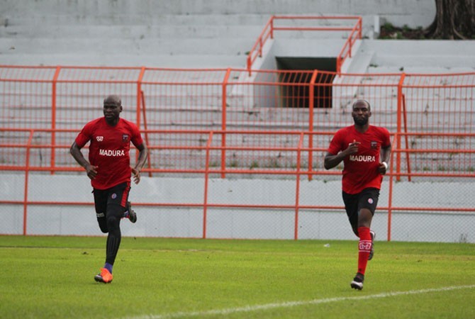 Bek naturalisasi Madura United, OK John (kiri) ingin lebih mengerti banyak kata-kata dalam bahasa Madura. - Image