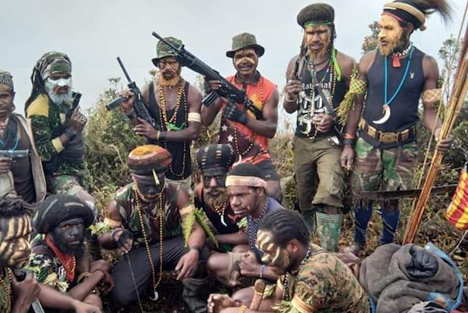 Tentara Nasional Pembebasan Papua Barat (TNPPB) saat memamerkan senjata yang mereka miliki. - Image