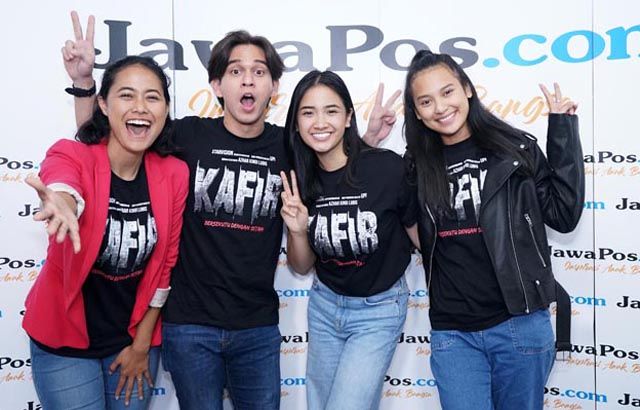 Para pemain film Kafir saat bertandang ke kantor Jawa Pos, Jakarta, Rabu (1/8). - Image