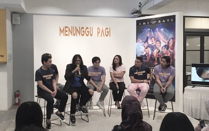 Para pemain serta produser dan sutradara berfoto bersama dalam acara Launching Trailer & Poster Film ‘Menunggu Pagi’ - Image