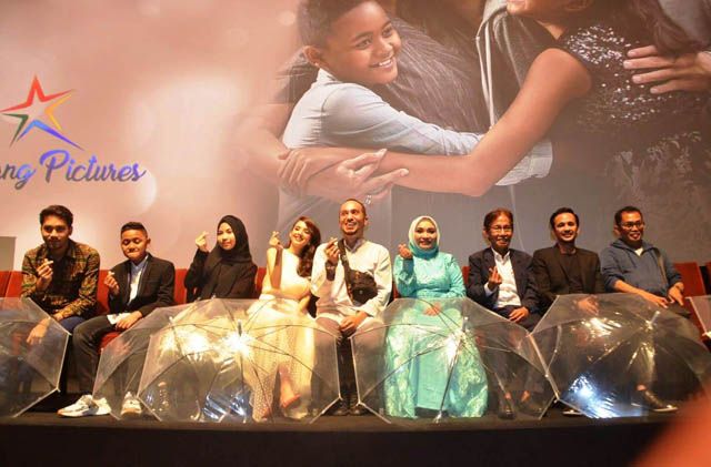 Para pemain film Terimakasih Cinta saat press screening, Rabu (9/1). - Image