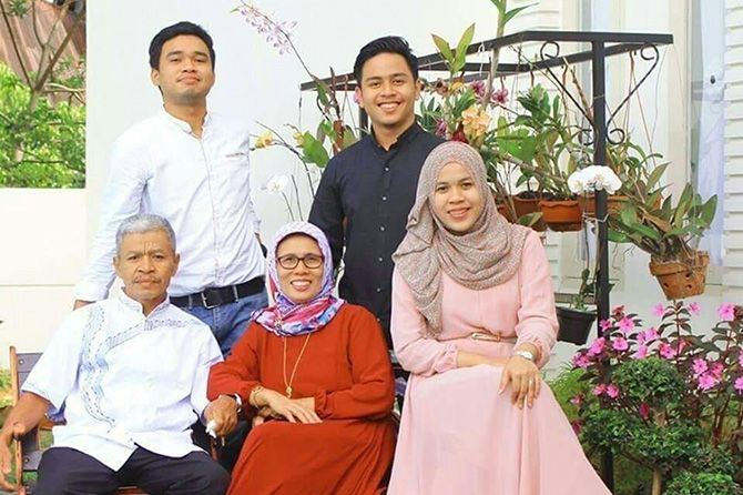 Tami Julian (kanan) bersama keluarganya. - Image