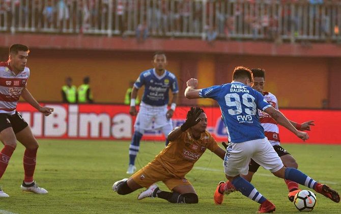 Persib Bandung bakal menjamu Madura United di luar pulau. - Image