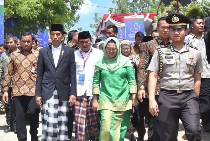 Yenny Wahid bersama Presiden Joko Widodo. Yenny memutuskan mundur sementara sebagai Direktur Eksekutif Wahid Institute - Image
