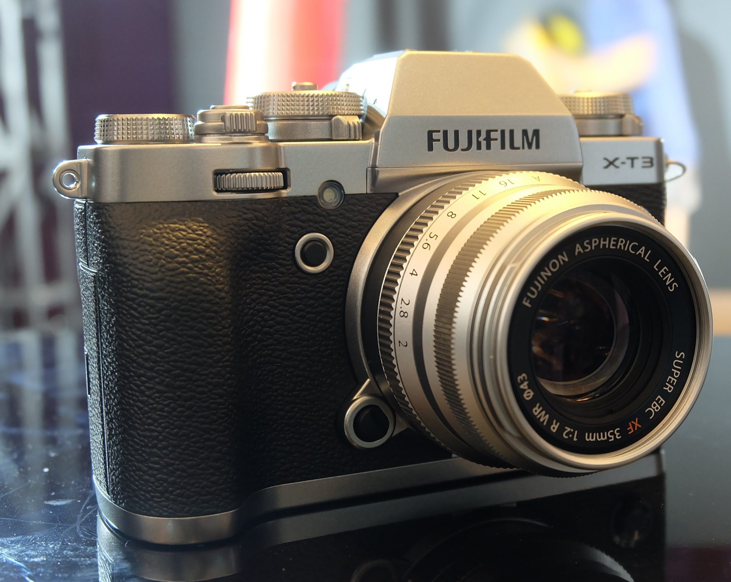 Fujifilm kembali menghadirkan kamera mirrorless terbarunya untuk mengisi seri X. Fujifilm X-T3 menjadi kamera teranyar besutan vendor Jepang yang menjanjikan kualitas warna - Image
