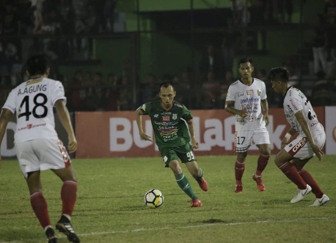 Pasukan Ayam Kinantan tak berkutik di hadapan Bali United. - Image