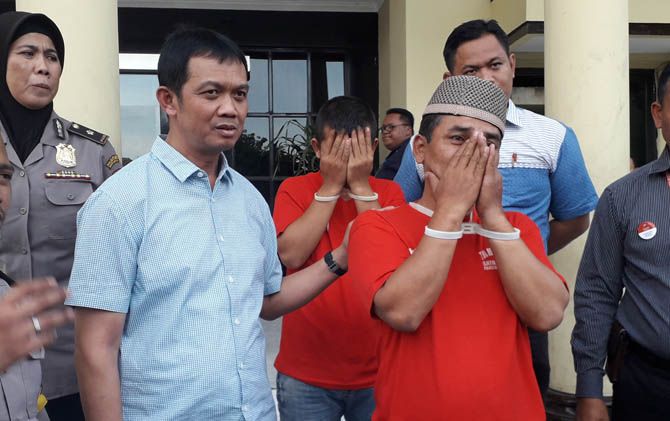 Kasatreskrim Polrestabes Surabaya AKBP Sudamiran (dua dari kiri) saat menjelaskan modus bobol ATM yang dilakoni tersangka - Image