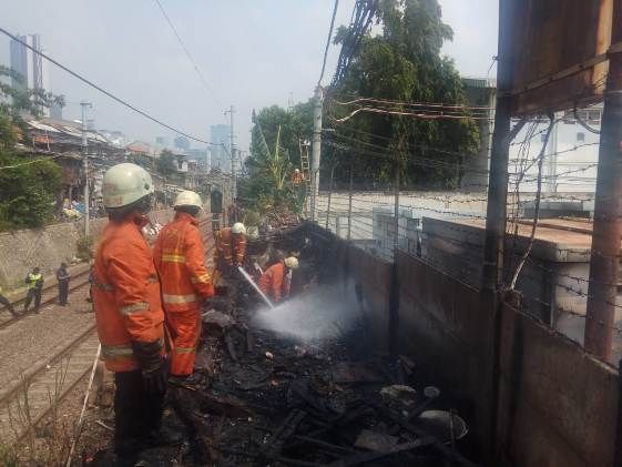 Gardu Traksi milik PT KAI di Kebon Melati, Jakarta Pusat meledak, Minggu (23/9). - Image