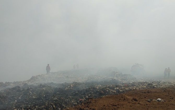 Kawasan TPA Supit Urang yang berasap akibat gas metan. - Image