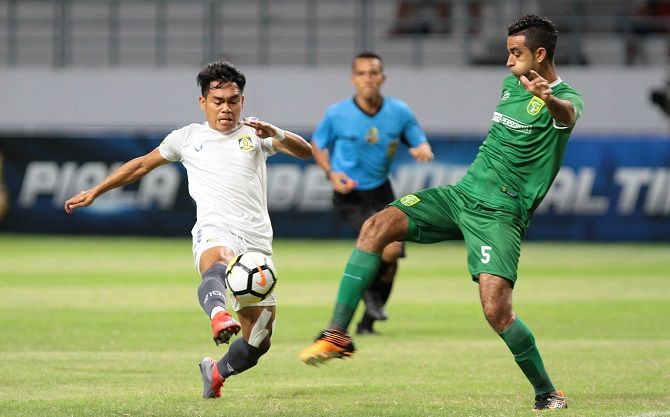 Otavido Dutra jadi salah satu stopper andalan Persebaya yang absen di laga lawan Arema. - Image