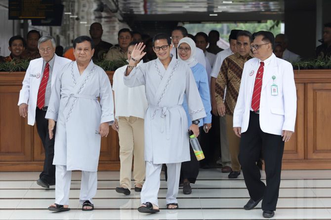 Bakal capres-cawapres Prabowo Subianto-Sandiaga Uno saat mengikuti tes kesehatan. - Image