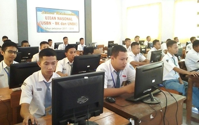 Peserta UNBK di SMKN 2 Bojonegoro, Senin (2/4). - Image