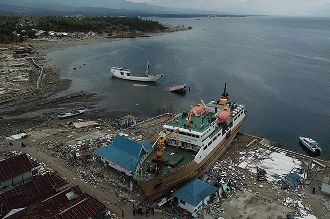 Kapal terdampar ke daratan usai diterjangn tsunami di Donggala, Sulteng. - Image