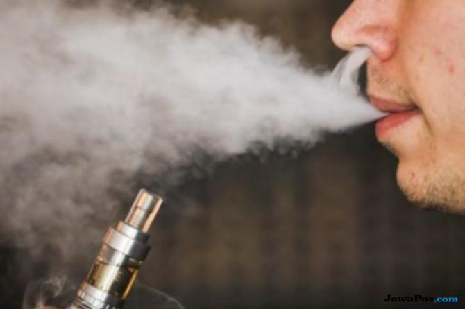 ilustrasi orang menghisap rokok elektrik atau vape - Image