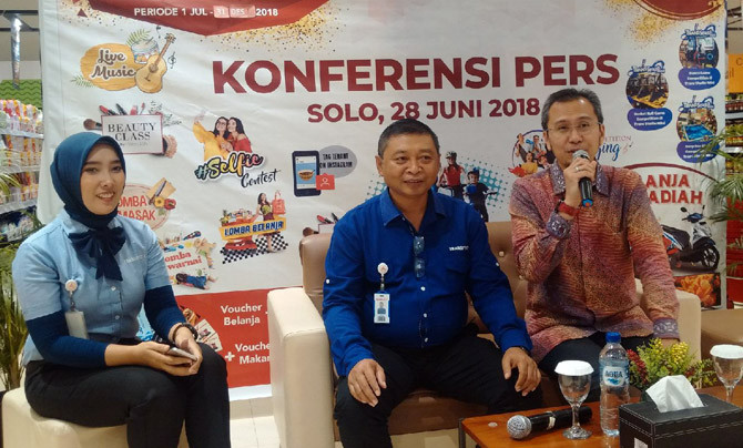 REDBOX: Store General Manajer Transmart Carrefour, Wasino dan Corporate Communication Transmart Carrefour, Satria Hamid saat memberikan keterangan terkait program Redbox, Jumat (29/6) - Image