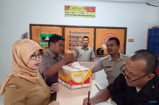 Penerimaan bantuan rendang untuk korban gempa Lombok di NTB oleh Pemprov Sumbar di kantor BPBD Sumbar, Selasa (7/8) - Image