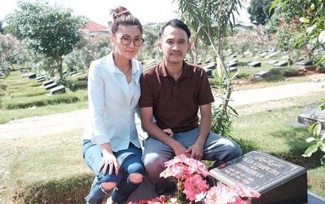 Ruben Onsu mengajak istrinya, Sarwendah ke makam Olga Syahputra dan Julia Perez. - Image